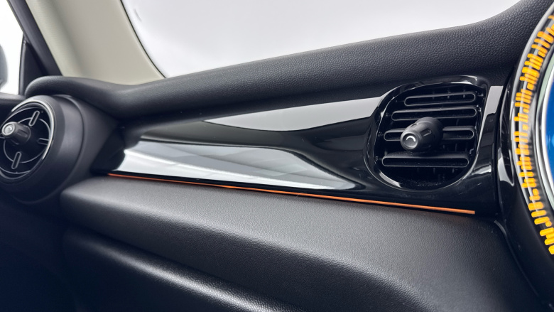 MINI Hatchback 1.5 Cooper Classic 3dr Auto [Comfort/Nav Pack] Petrol Hatchback